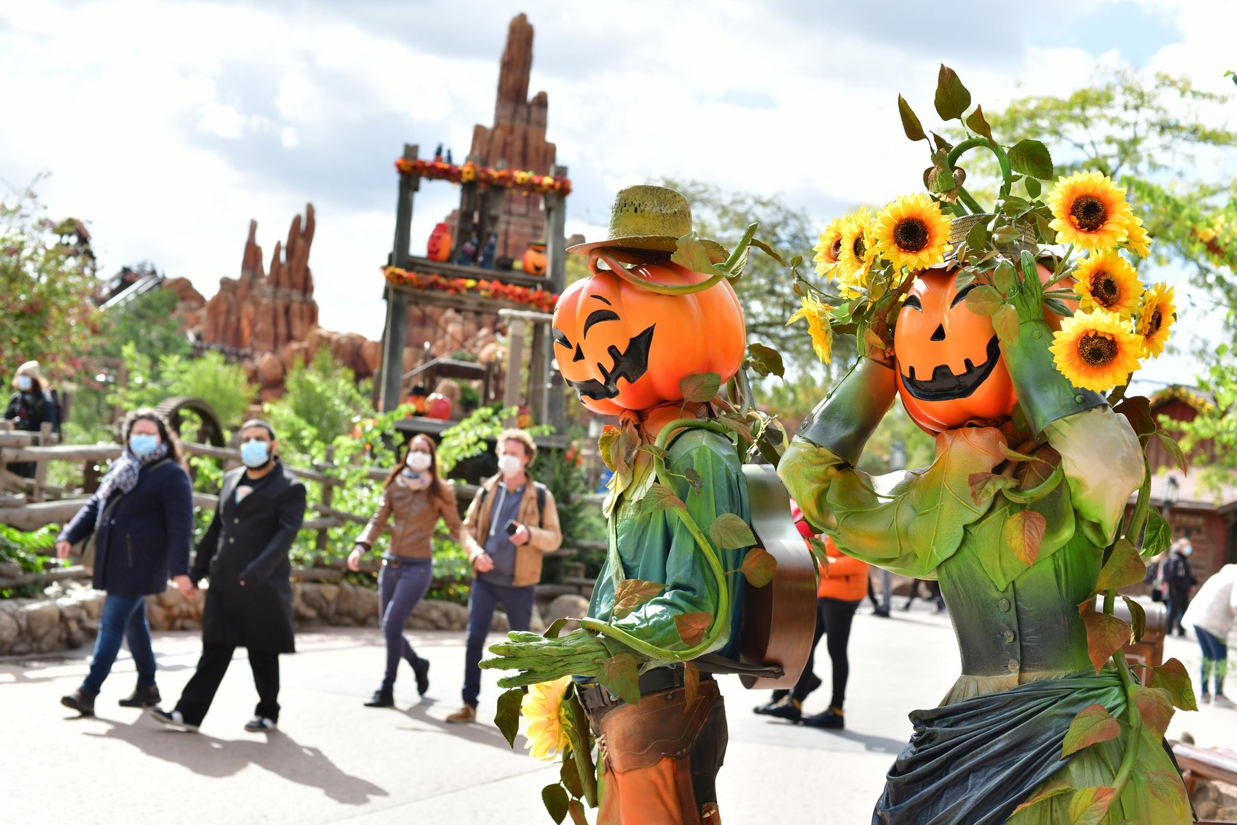 1-Disneyland-Paris-Halloween-Frontierland.jpg