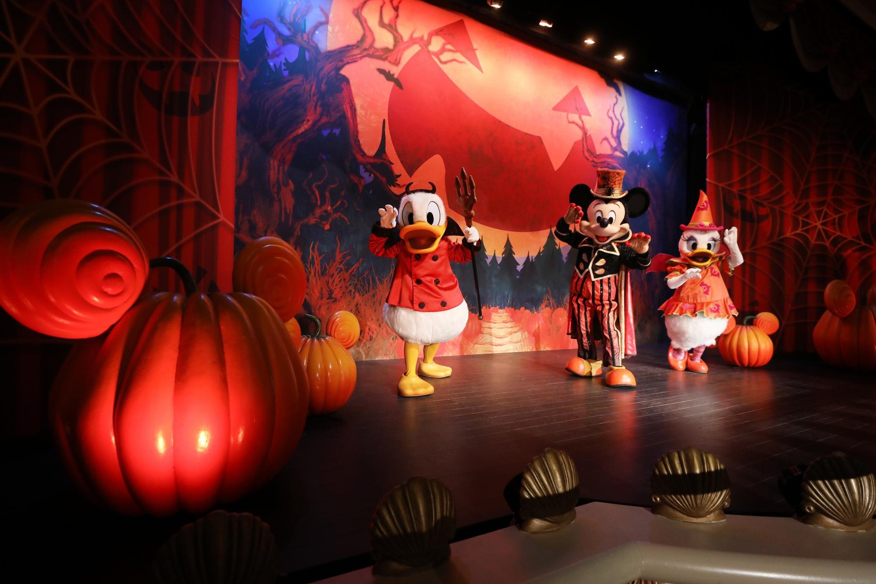 4-Disneyland-Paris-Halloween-Mickey-Friends.jpg