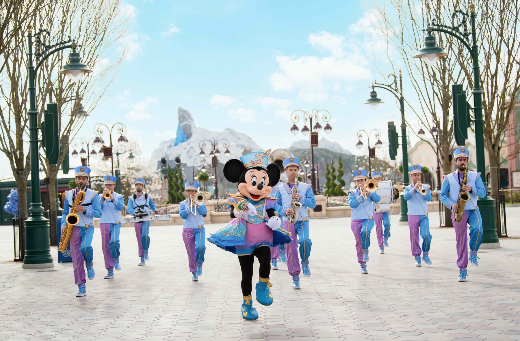 Disneyland-Paris_Disney-Adventure-World_Adventure-Way_Disney-Marching-Band_La-Fanfare-Disney_Horizontal-1-scaled