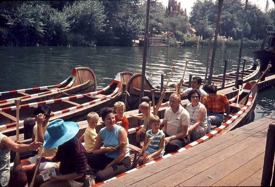 disneyland-paris-indian-canoe.jpg