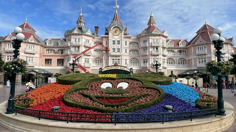 disneyland-paris-pride-welkom-entrance.jpeg