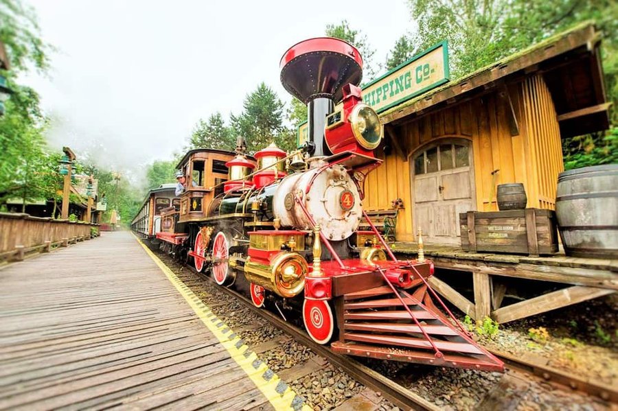 disneyland-railroad-frontierland-depot-7.jpg