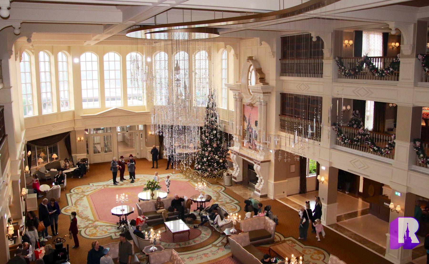 dlp-christmas-disneyland-hotel-02