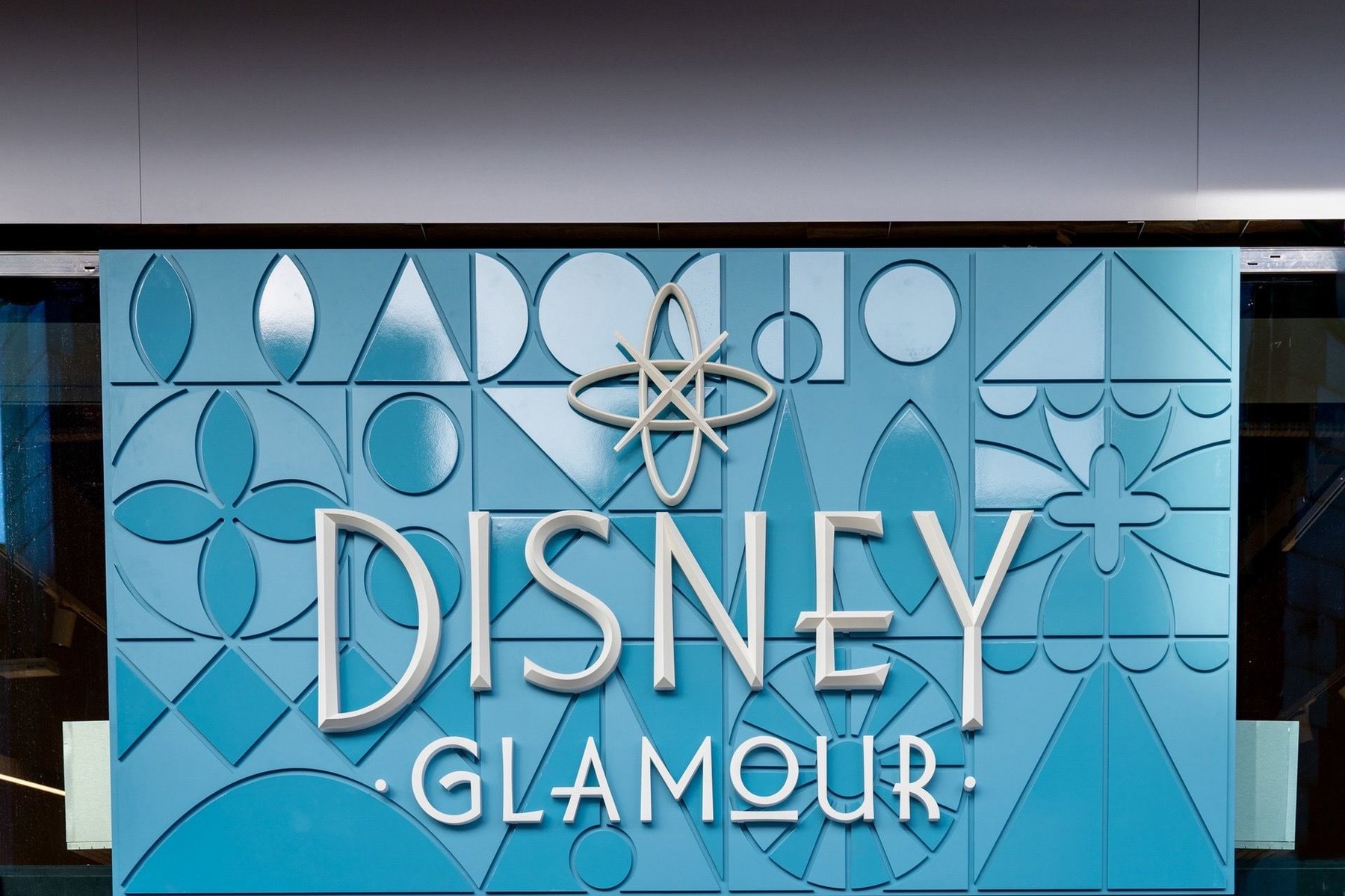 dlp-disney-store-opening-maart-06