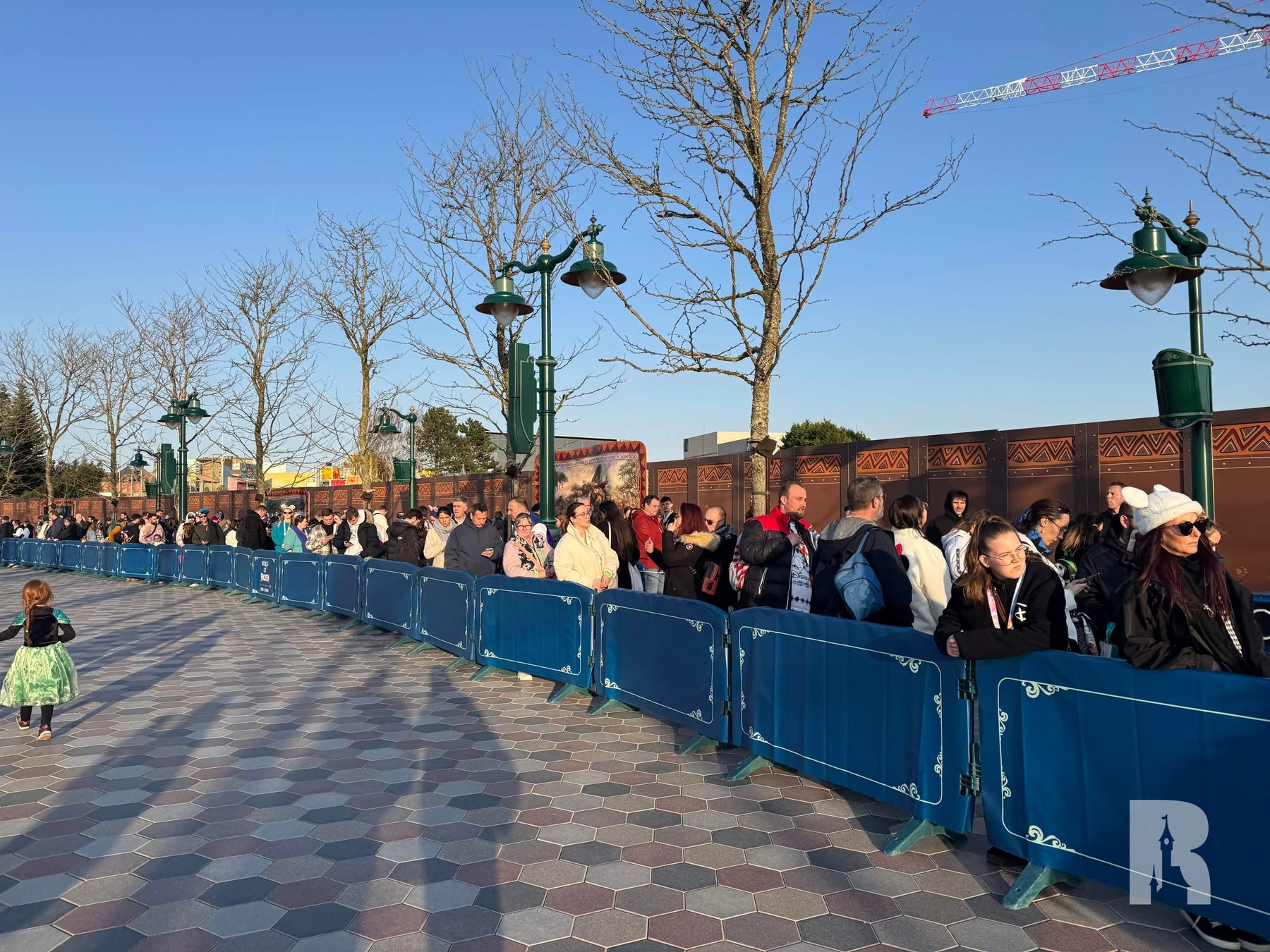 dlp-pass-previews-crowds