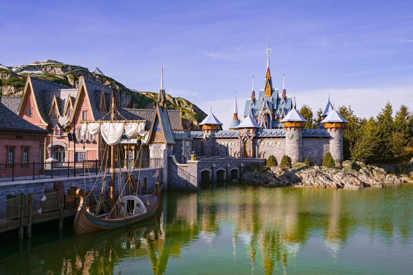 dlp-world-of-frozen-02