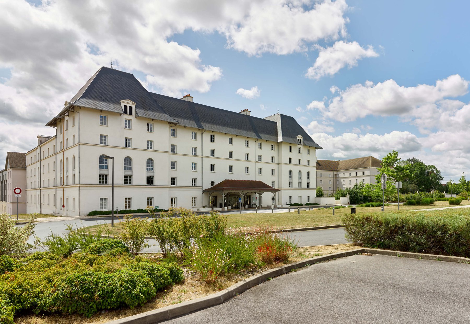 hotel-pres-de-disneyland_R_-paris_4570_exterior-25020_0