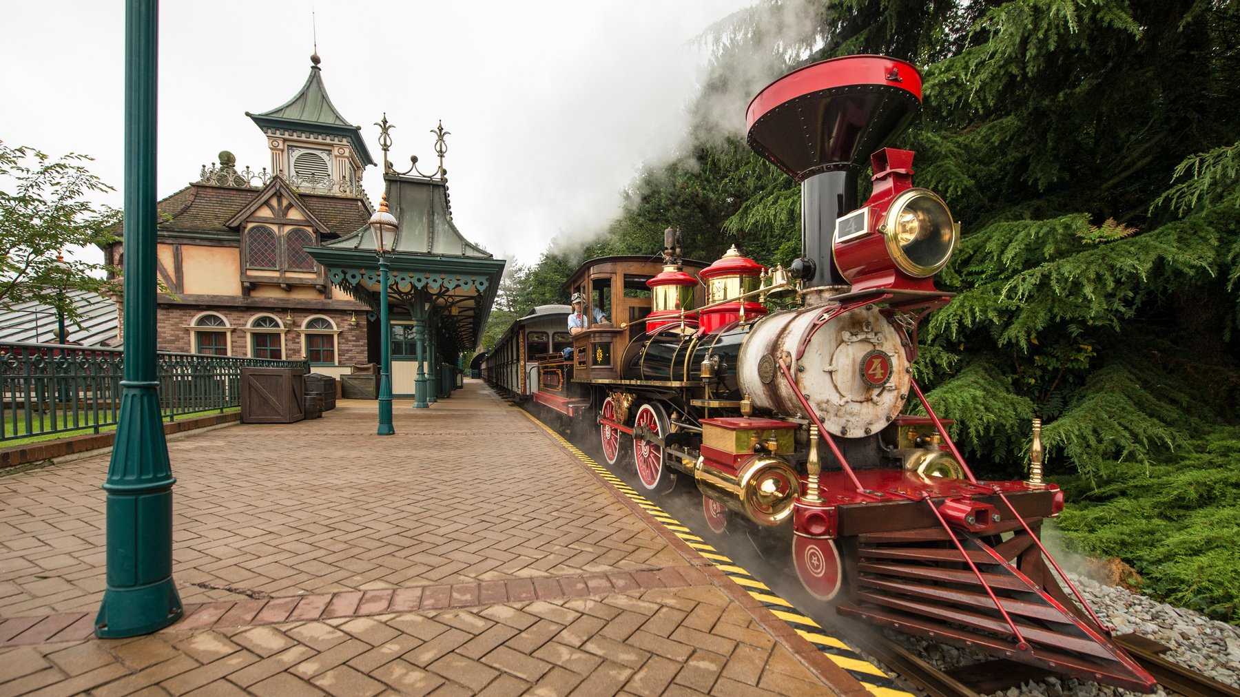 n017630_2050jan01-disneyland-railroad-fantasyland-station_16-9.jpg