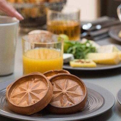 n035221_2024jun02_world_empire-state-club-lounge-food-breakfast_5-2_tcm756-224866$w~2400$p~1$f~jpg