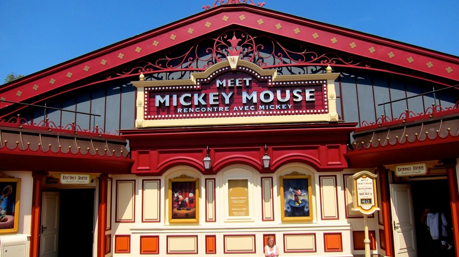 parisdisneyland-meet-mickey-mouse.jpg