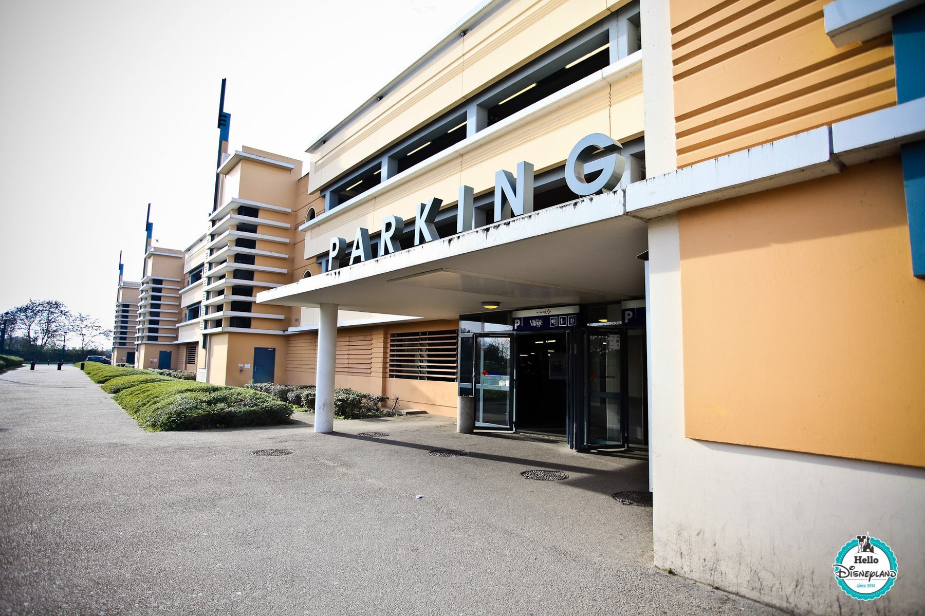 parking disney village